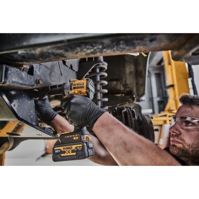 Bezszczotkowy kompaktowy klucz udarowy  3/8” z pierścieniem mocującym 18V XR - 2 x akumulator 5Ah Automotive