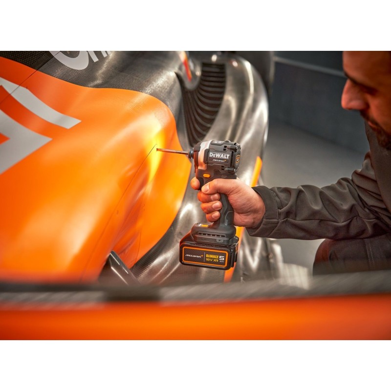 Zakrętarka udarowa z silnikiem bezszczotkowym DEWALT x McLaren F1 18V XR - 2 x 5AH