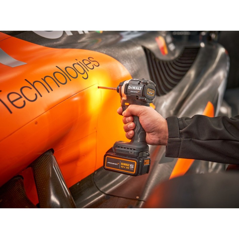 Zakrętarka udarowa z silnikiem bezszczotkowym DEWALT x McLaren F1 18V XR - 2 x 5AH