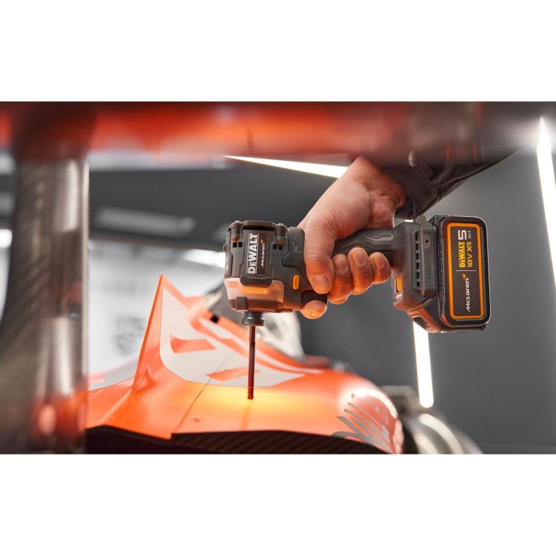 Zakrętarka udarowa z silnikiem bezszczotkowym DEWALT x McLaren F1 18V XR - 2 x 5AH