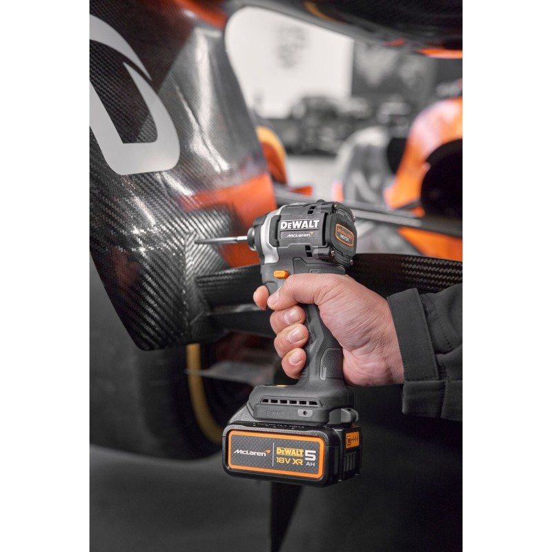 Zakrętarka udarowa z silnikiem bezszczotkowym DEWALT x McLaren F1 18V XR - 2 x 5AH