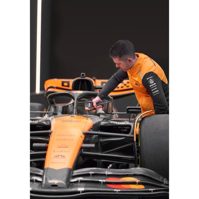 Zakrętarka udarowa z silnikiem bezszczotkowym DEWALT x McLaren F1 18V XR - 2 x 5AH