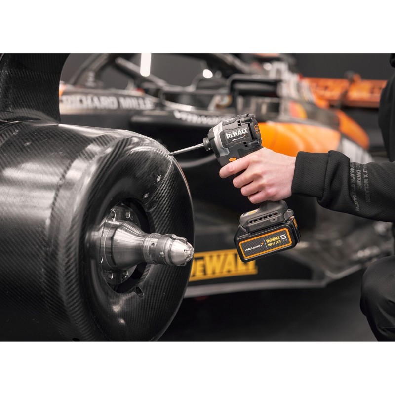 Zakrętarka udarowa z silnikiem bezszczotkowym DEWALT x McLaren F1 18V XR - 2 x 5AH