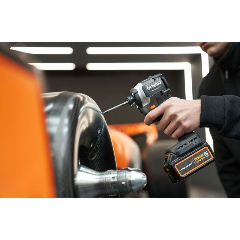 Zakrętarka udarowa z silnikiem bezszczotkowym DEWALT x McLaren F1 18V XR - 2 x 5AH