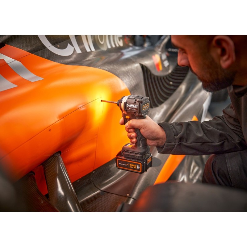 Zakrętarka udarowa z silnikiem bezszczotkowym DEWALT x McLaren F1 18V XR - 2 x 5AH