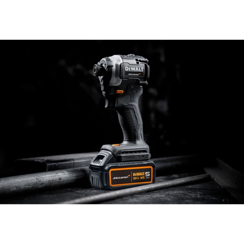 Zakrętarka udarowa z silnikiem bezszczotkowym DEWALT x McLaren F1 18V XR - 2 x 5AH